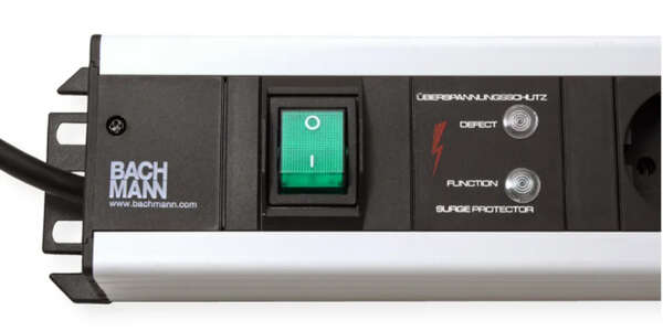 Naar omschrijving van 19071992 - BACHMANN stekkerdoos 6 voudig, overspanningsbeveiliging, met schakelaar 19Inch