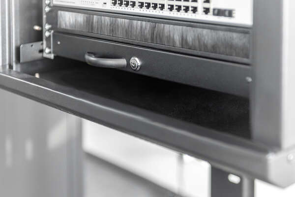 Naar omschrijving van DN-19-KEY-1U-SW - 1U lockable drawer with handle 44x481x400 mm, color black (RAL 9005)