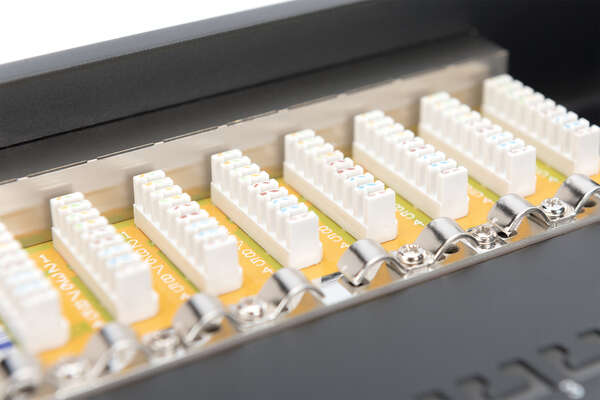 Naar omschrijving van DN-91616S-B - CAT 6, Class E patch panel, shielded, 16-port RJ45, 8P8C, LSA, 1U, rack mount, black, 482x44x109