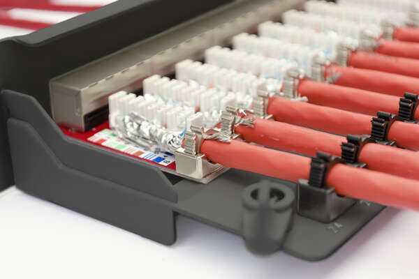 Naar omschrijving van DN-91624S-EA-B - CAT 6A Patch Panel, shielded, 1U, 24-port, 8P8C, bl RAL 9005, 483 mm (19