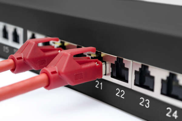 Naar omschrijving van DN-91624S-EA-B - CAT 6A Patch Panel, shielded, 1U, 24-port, 8P8C, bl RAL 9005, 483 mm (19