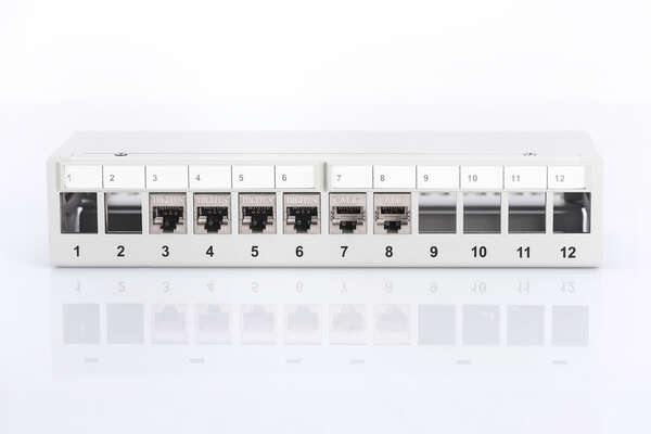 Naar omschrijving van DN-93706 - Modular Desktop Patch Panel, shielded 12-port, light grey