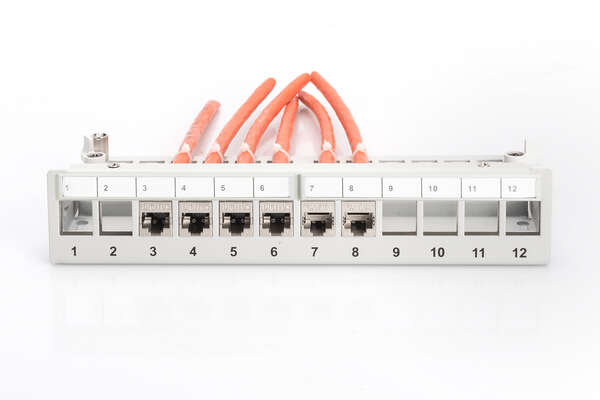 Naar omschrijving van DN-93706 - Modular Desktop Patch Panel, shielded 12-port, light grey